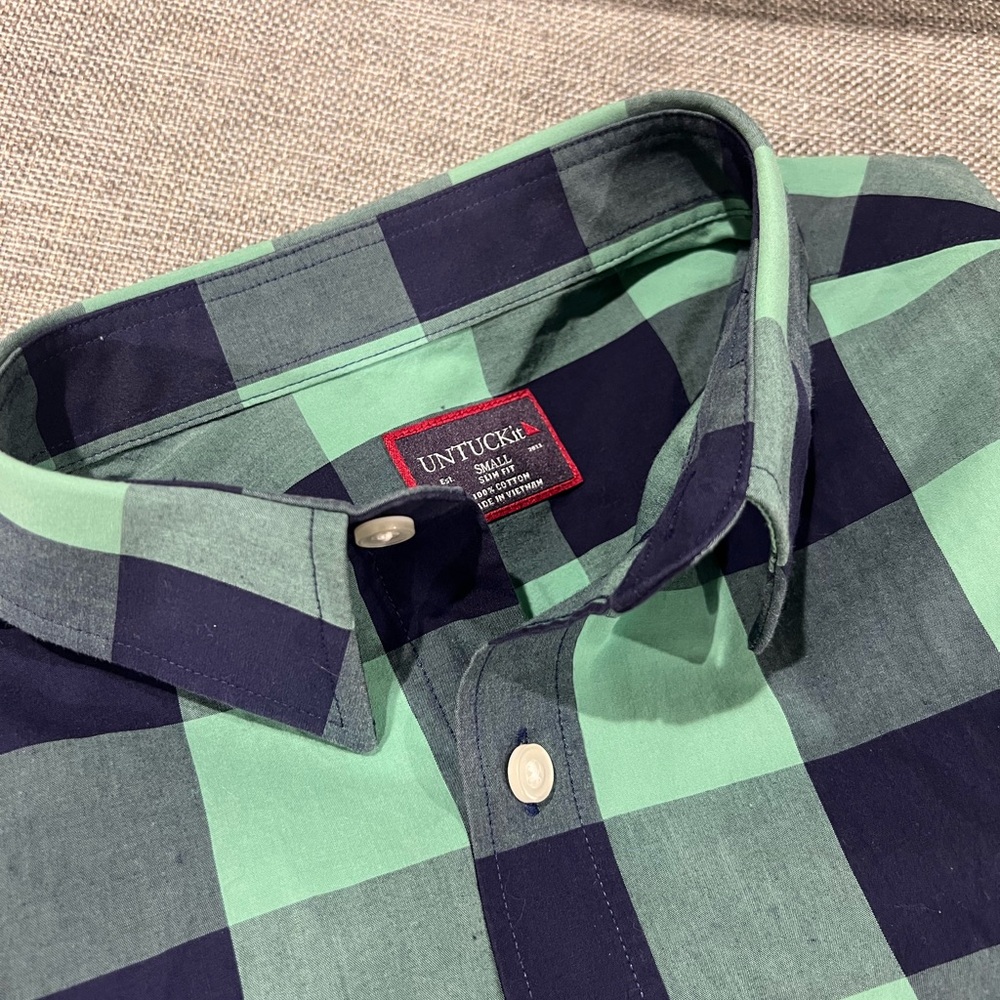 UNTUCKit Men's Casual Green and Navy Plaid Shirt